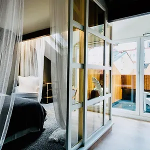 Apartment Sweet Surrender, Santander